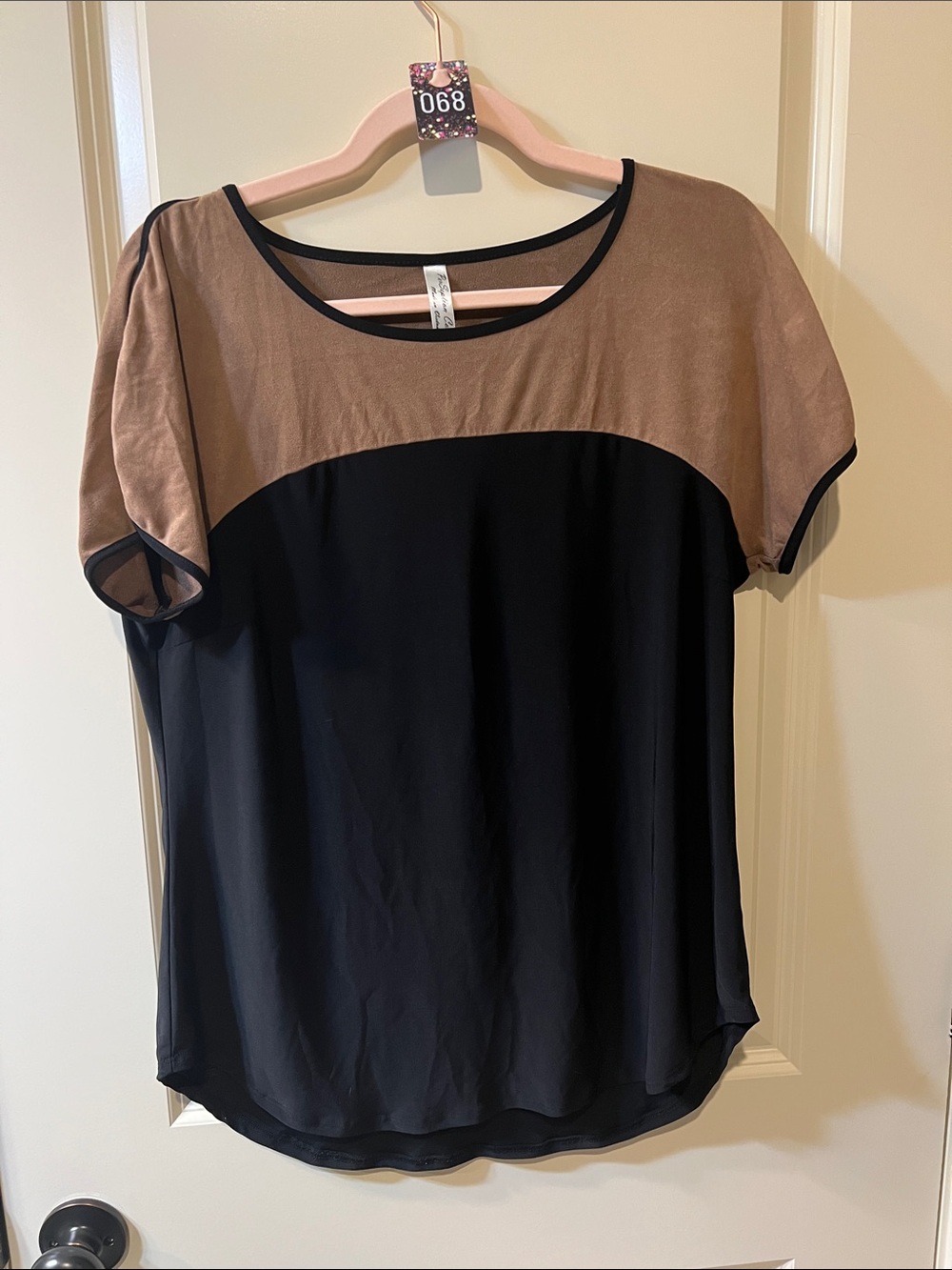 💲2💲 if BUNDLED 3 or more $2 items  Black &Tan Short Sleeve Contrast Top H068